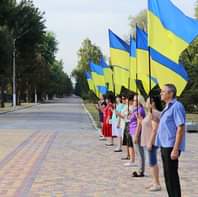 На зображенні може бути: 6 людей, вулиця, Бранденбурзькі ворота та текст