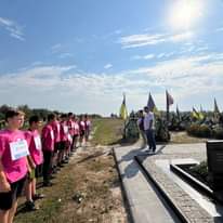 Возможно, это изображение 11 человек, памятник и текст