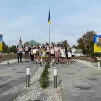 Возможно, это изображение 11 человек и памятник